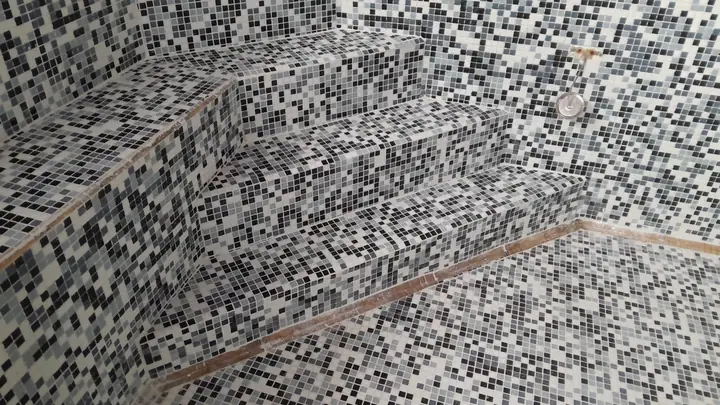 Escalones de piscina revestidos en venecita mix blanco y negro