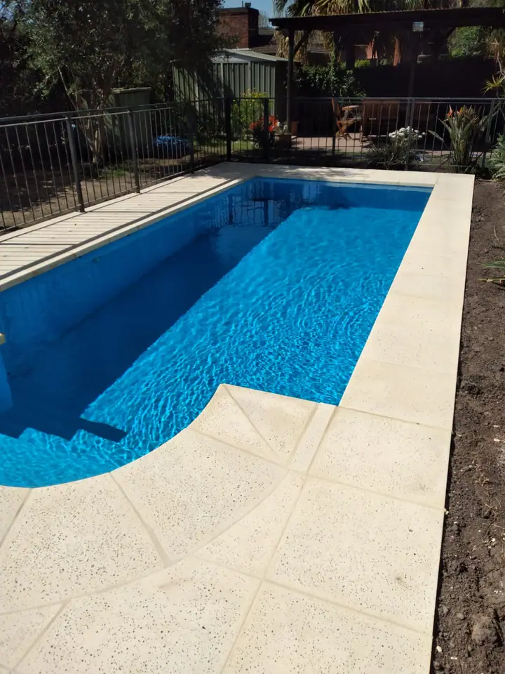 Piscina angosta de 7,80 por 2,90 metros pintada, con borde atérmico