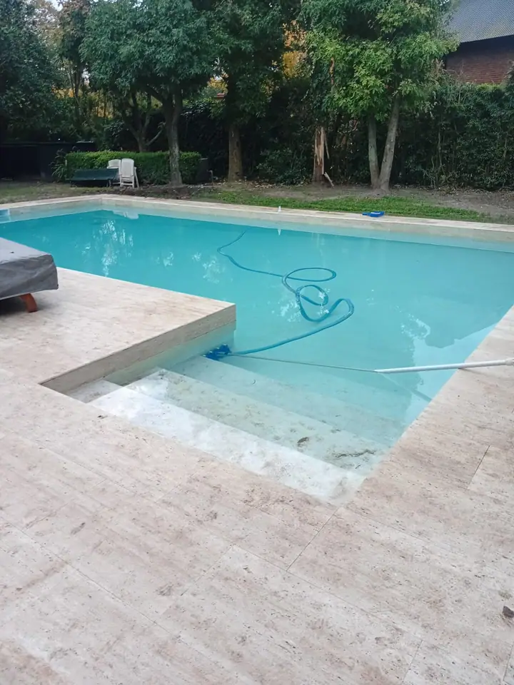 Piscina con escalinata de ingreso amplia y borde claro