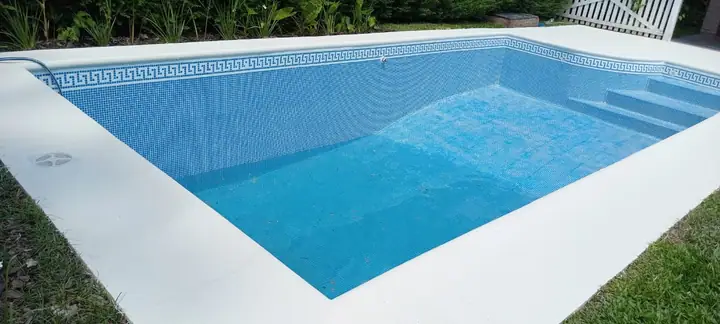 Piscina refaccionada con revestimiento nuevo en venecita y guarda en el borde