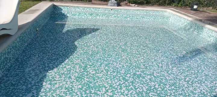 Fondo de piscina revestido en venecitas mix de verdes