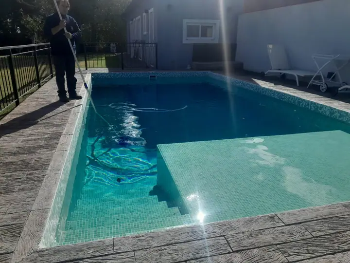 Piscina revestida en venecita verde A40 con escalera de ingreso