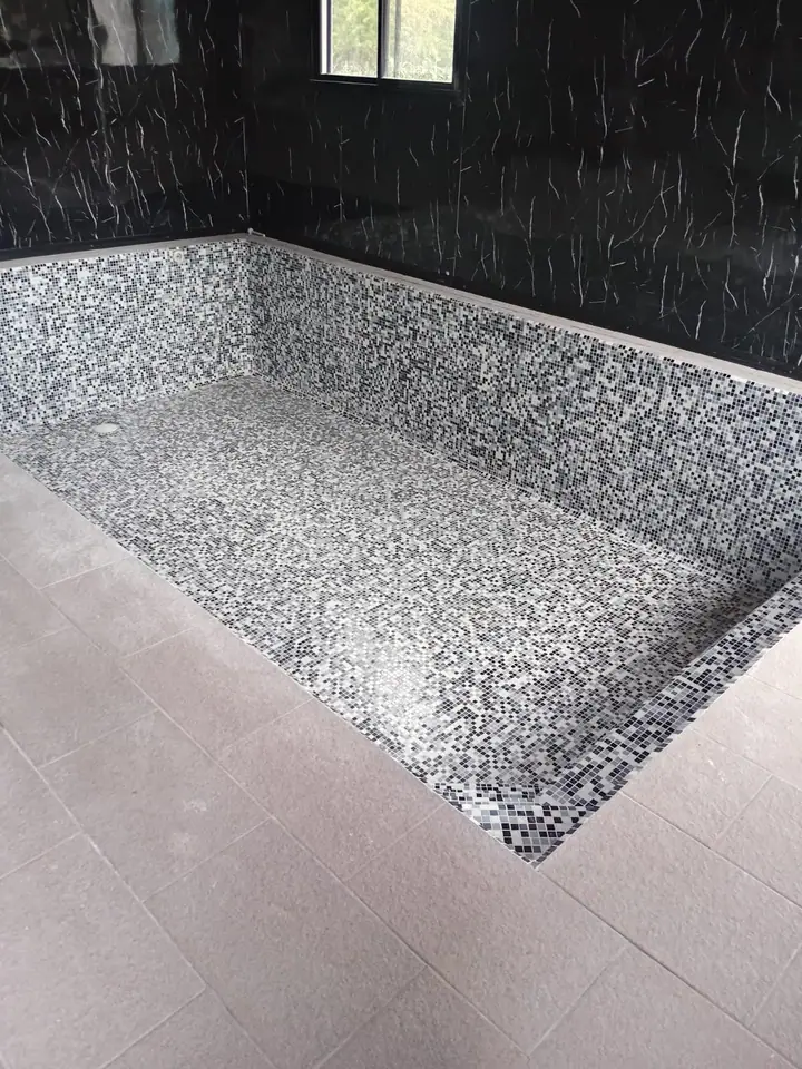 Piscina vacía revestida en venecita mix blanco y negro