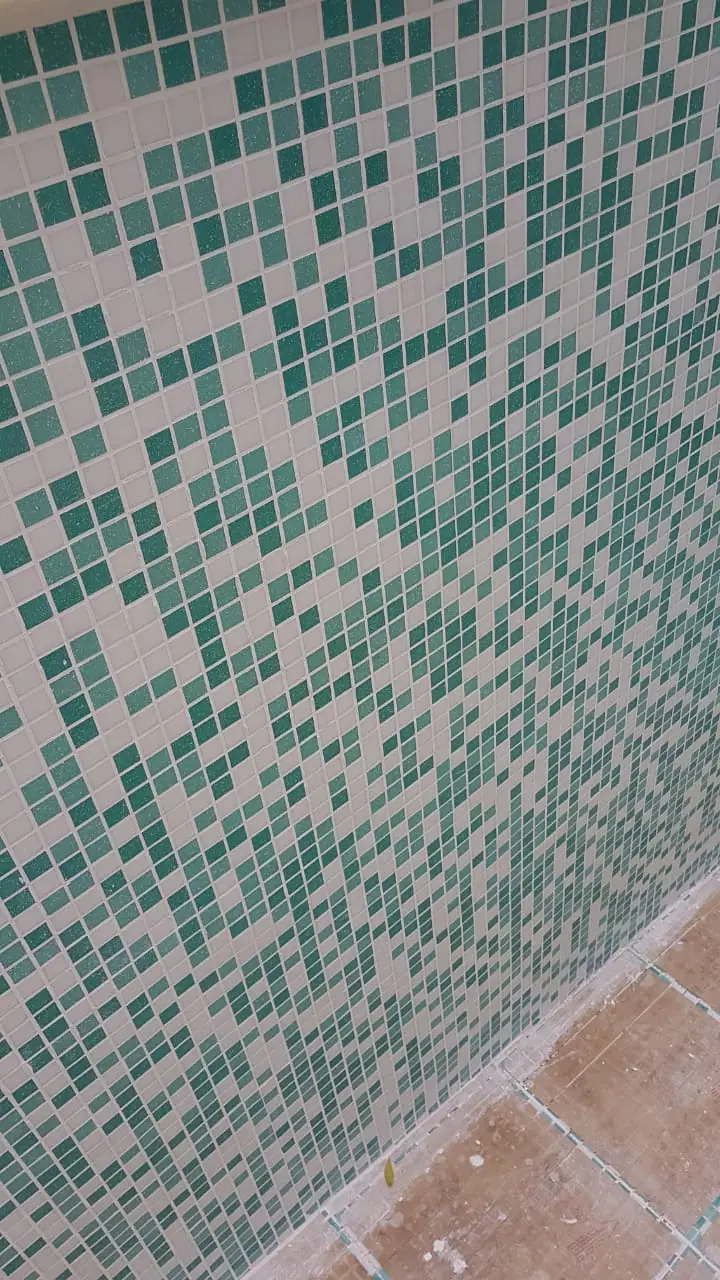 Detalle de venecita mix verde y blanco en la pared de la piscina